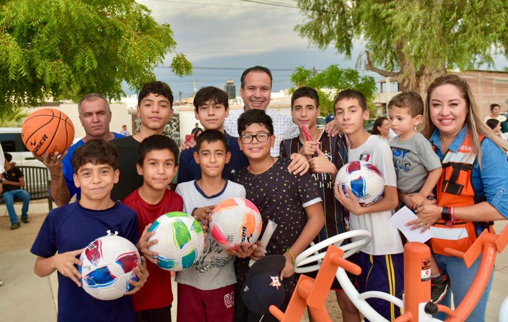 Entrega Toño Astiazarán rehabilitación en Parque Jardines