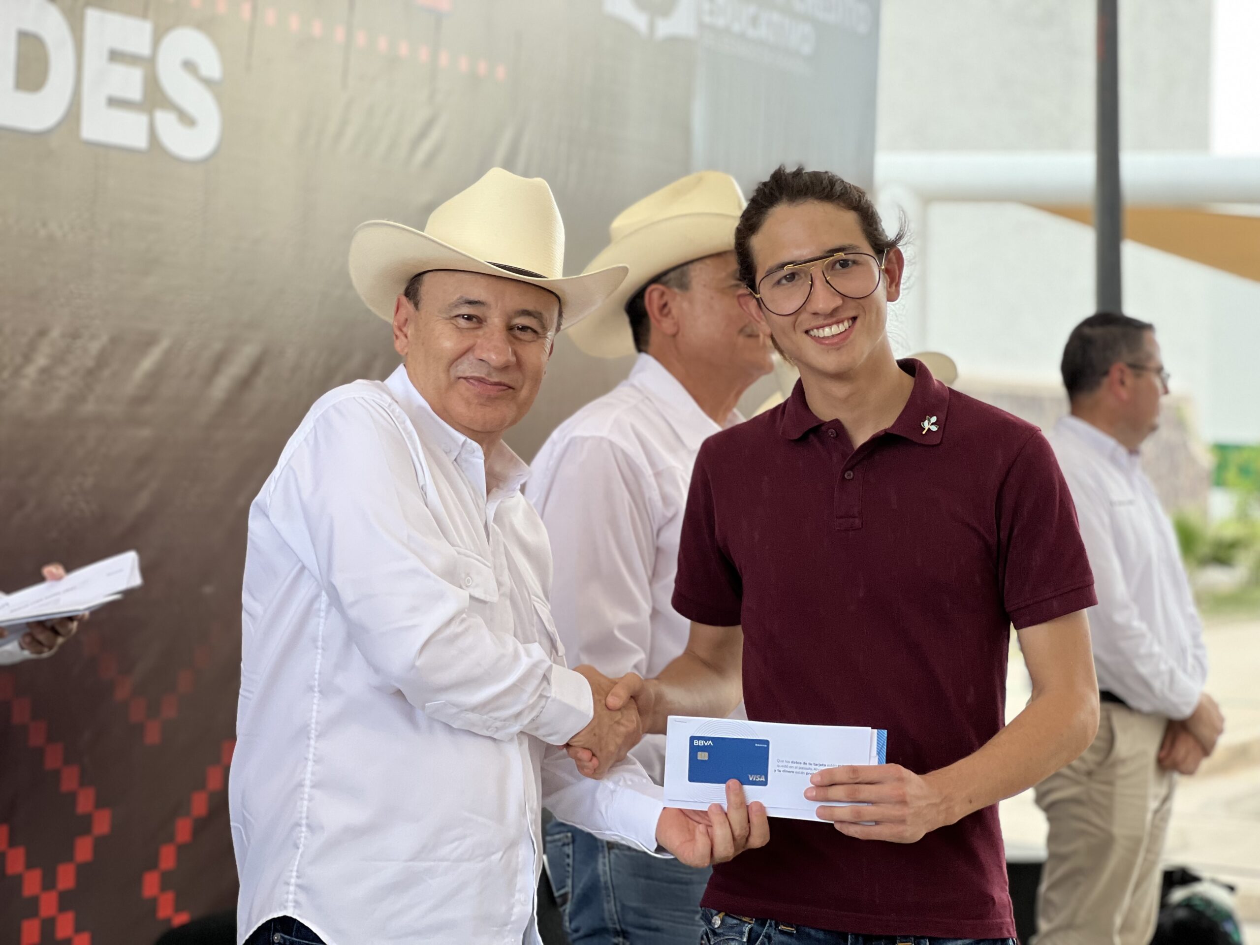 Beneficia gobernador Alfonso Durazo a más de dos mil estudiantes con becas en Caborca y Moctezuma