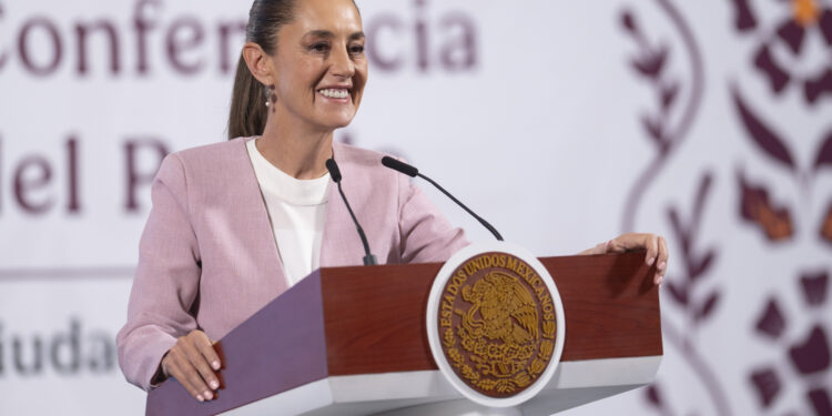Cuauhtémoc, Ciudad de México, México, 10 de abril de 2025. 
La doctora Claudia Sheinbaum Pardo, presidenta Constitucional de los Estados Unidos Mexicanos en conferencia de prensa matutina “Las mañaneras del pueblo”, en el Salón Tesorería de Palacio Nacional. La acompañan Raquel Buenrostro Sánchez, secretaria Anticorrupción y Buen Gobierno y Noemí Juárez Pérez, subsecretaria de Educación Pública y encargada de “Mujeres en la historia”. 
Foto: Presidencia