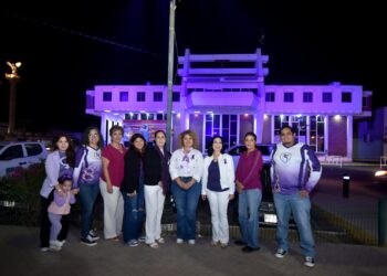 EN HOMENAJE A LAS MUJERES PALACIO DE NAVOJOA SE “PINTA” DE MORADO