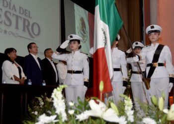 Preside el alcalde Elías Retes la ceremonia de entrega de 66 medallas a profesores*
